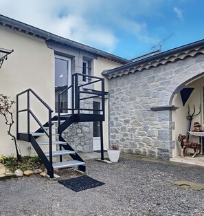 المنشأة من الخارج