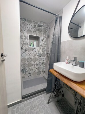 Sèche-cheveux, serviettes fournies, savon, papier toilette