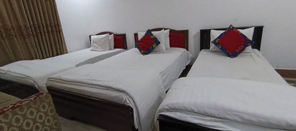 Triple Room | Desk, free WiFi