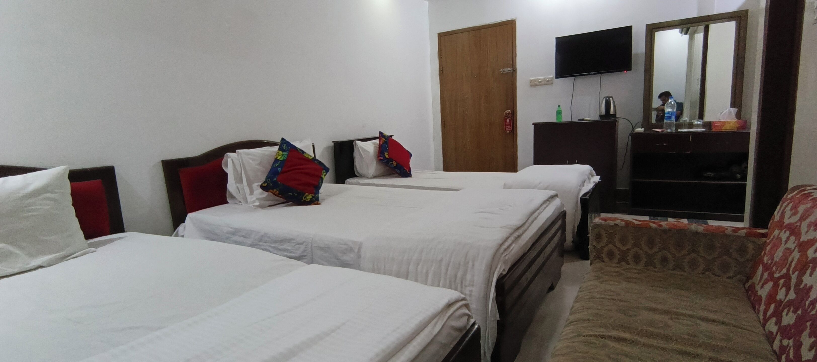 Triple Room | Desk, free WiFi