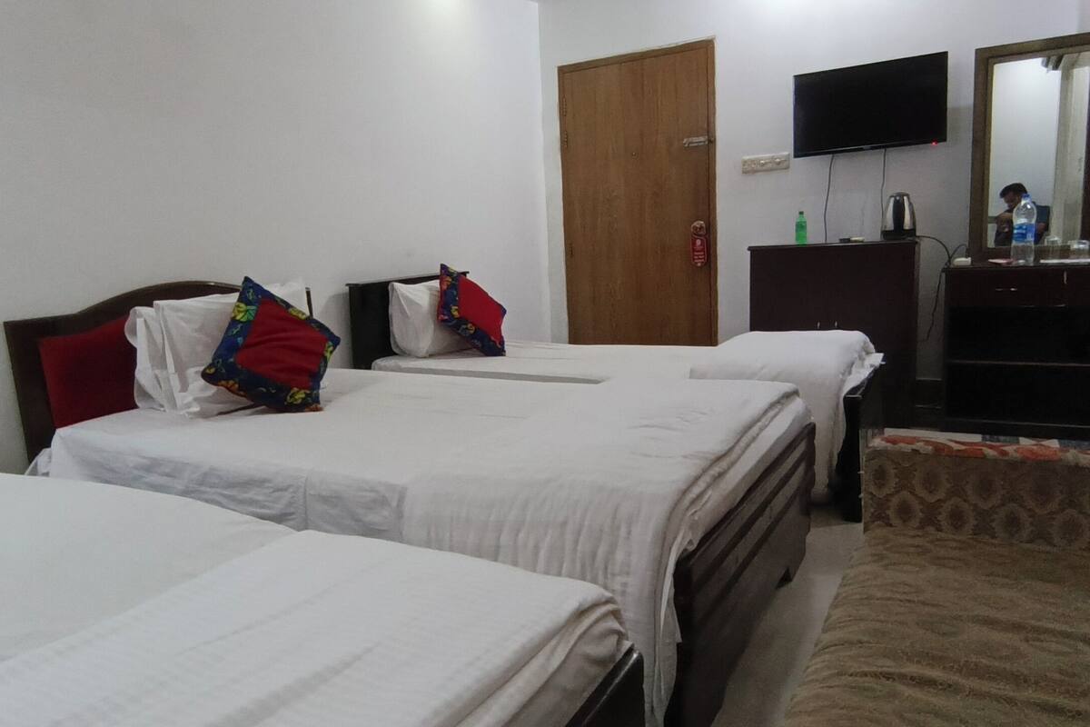 Triple Room | Desk, free WiFi