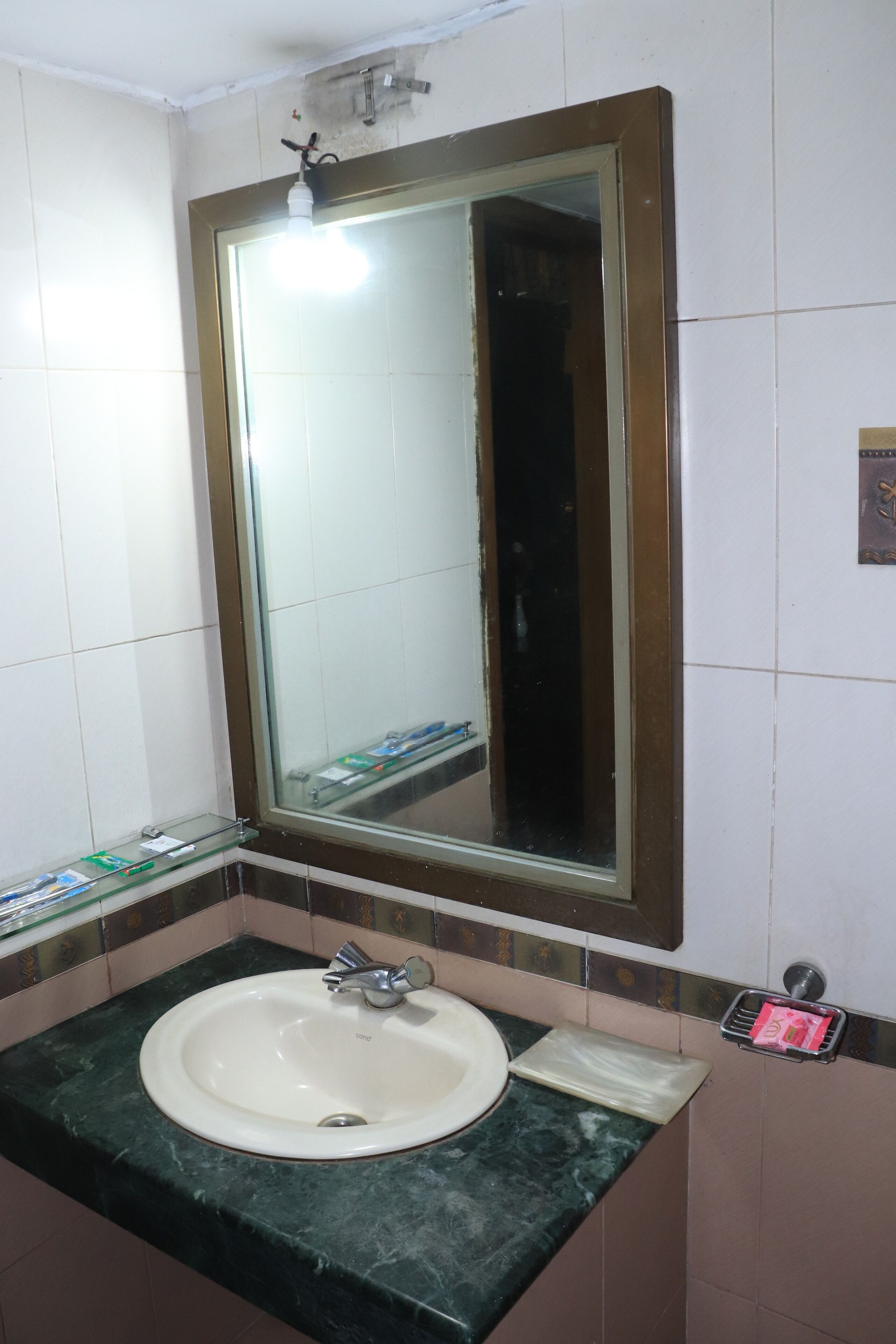 Suite | Bathroom | Separate tub and shower, towels, soap, shampoo