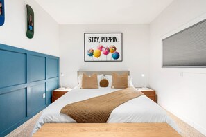 6 bedrooms, desk, WiFi, bed sheets