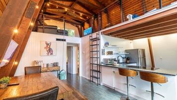 Een koelkast, een microgolfoven, een oven