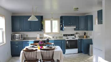 Frigorífic, microones, forn i placa de cuina