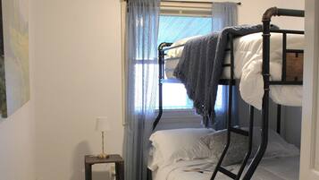 Planxa i posts de planxar, wifi gratuïta i roba de llit