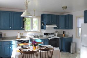 ثلاجة، ميكروويف، فرن، موقد طهي مسطح