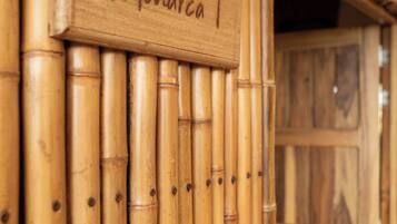 A bamboo wall with a sign reading "Monarca I".