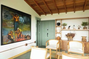 Televisión de pantalla plana de 55 pulgadas con canales vía satélite