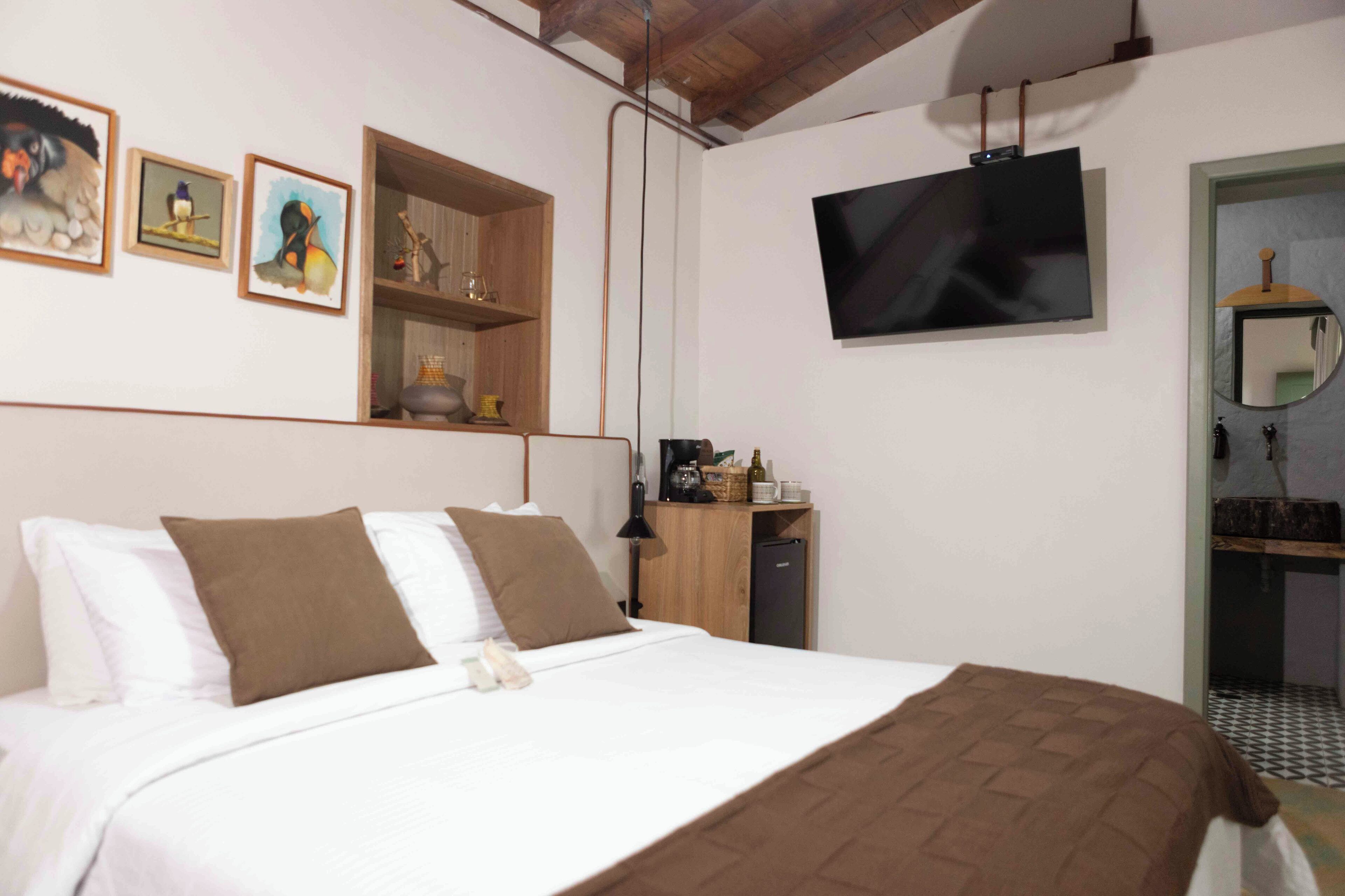 Deluxe-huone, patio, vuoristonäköala | Minibaari, tallelokero huoneessa, ilmainen Wi-Fi, vuodevaatteet