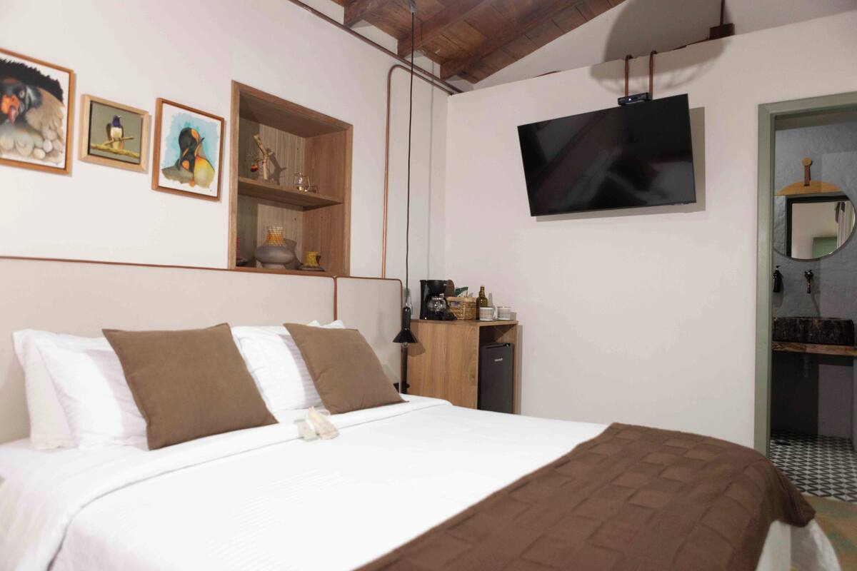 Deluxe-huone, patio, vuoristonäköala | Minibaari, tallelokero huoneessa, ilmainen Wi-Fi, vuodevaatteet