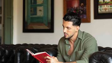 55–tuumainen taulutelevisio, jossa satelliittikanavat