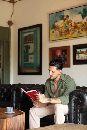 55–tuumainen taulutelevisio, jossa satelliittikanavat