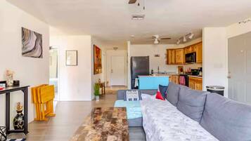 Télévision, cheminée, livres