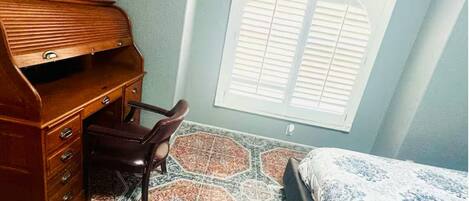 Tabla de planchar con plancha, wifi y ropa de cama