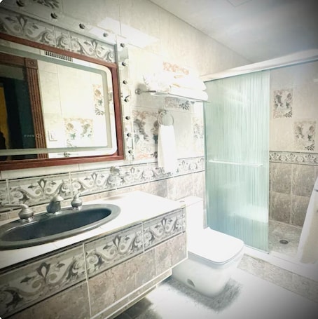 Shower, hair dryer, towels, soap. Next to Speaking Rock Casino and the historic Old Pueblo Church, restaurants etc