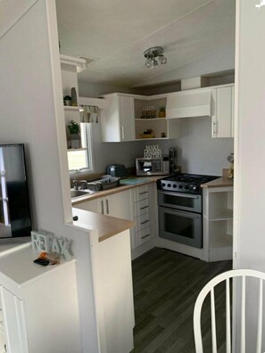 Cookware/dishes/utensils - Trecco Bay - Holiday Accommodation 16415 (Porthcawl)