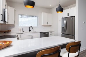 Frigorifero, microonde, piano cottura, lavastoviglie