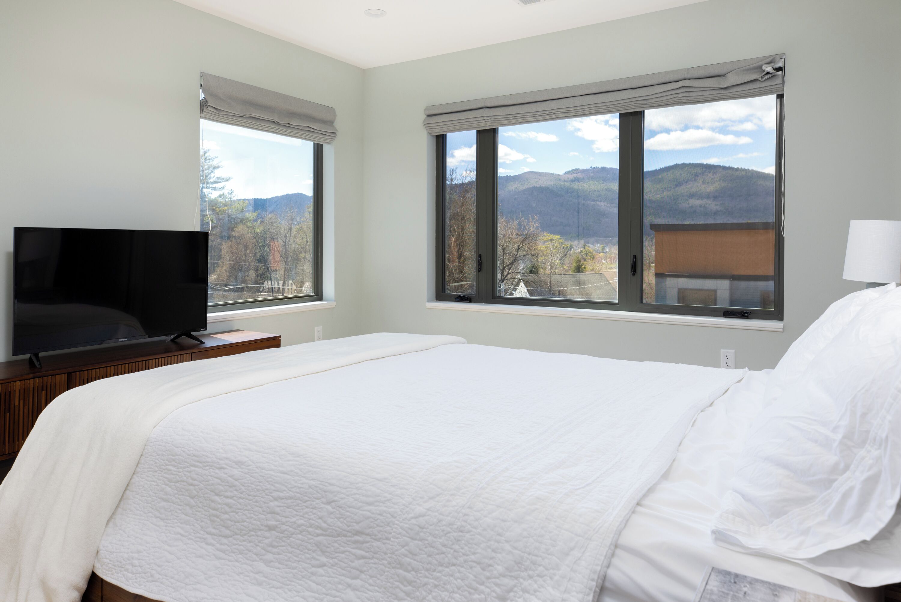 2 soverom, skrivebord, strykejern/-brett og wi-fi (inkludert)