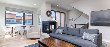 Televisión y chimenea