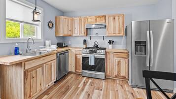 冷蔵庫、電子レンジ、オーブン、コンロ