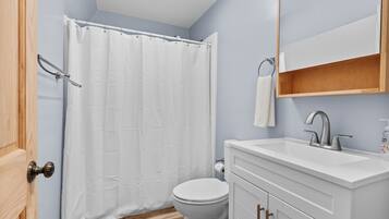 Sèche-cheveux, serviettes fournies