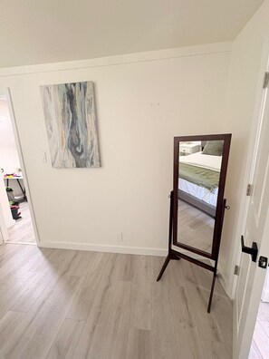 Een strijkplank/strijkijzer, wifi, beddengoed