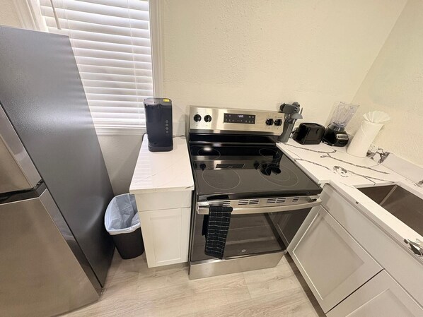 Micro-ondes, four, plaque de cuisson, lave-vaisselle