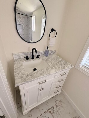 Douche, sèche-cheveux, serviettes fournies, savon