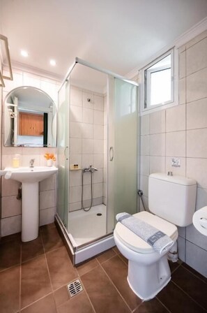 Vierbettzimmer, Blick auf den Innenhof | Badezimmer | Dusche, Handtücher, Seife, Shampoo