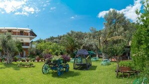 Un hôtel doté d’un bâtiment circulaire, entouré d’une végétation luxuriante et d’une pelouse bien entretenue.