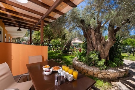 Quadruple Room, Courtyard View | Terrace/patio