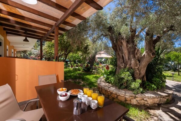 Quarto quádruplo, vista para o pátio | Terraço/pátio