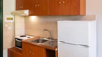 Quadruple Room, Courtyard View | Private kitchen | Mini-fridge, stovetop, cookware/dishes/utensils