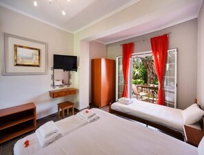 Quarto quádruplo, vista para o pátio | Cortinas blackout, ferros/tábuas de passar roupa, Wi-Fi de cortesia