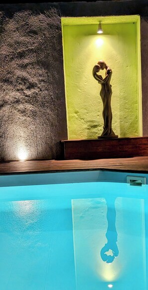 Utendørsbasseng og et oppvarmet basseng