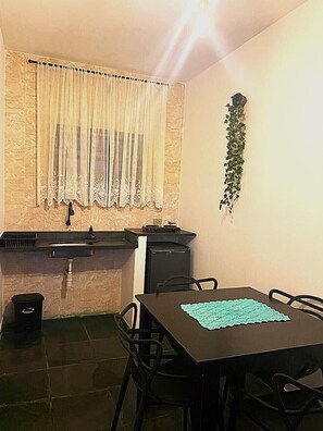 Alpehytte - kæledyr tilladt - strandudsigt | Privat køkken | Minikøleskab, kogeplade, køkkentøj/tallerkener/redskaber