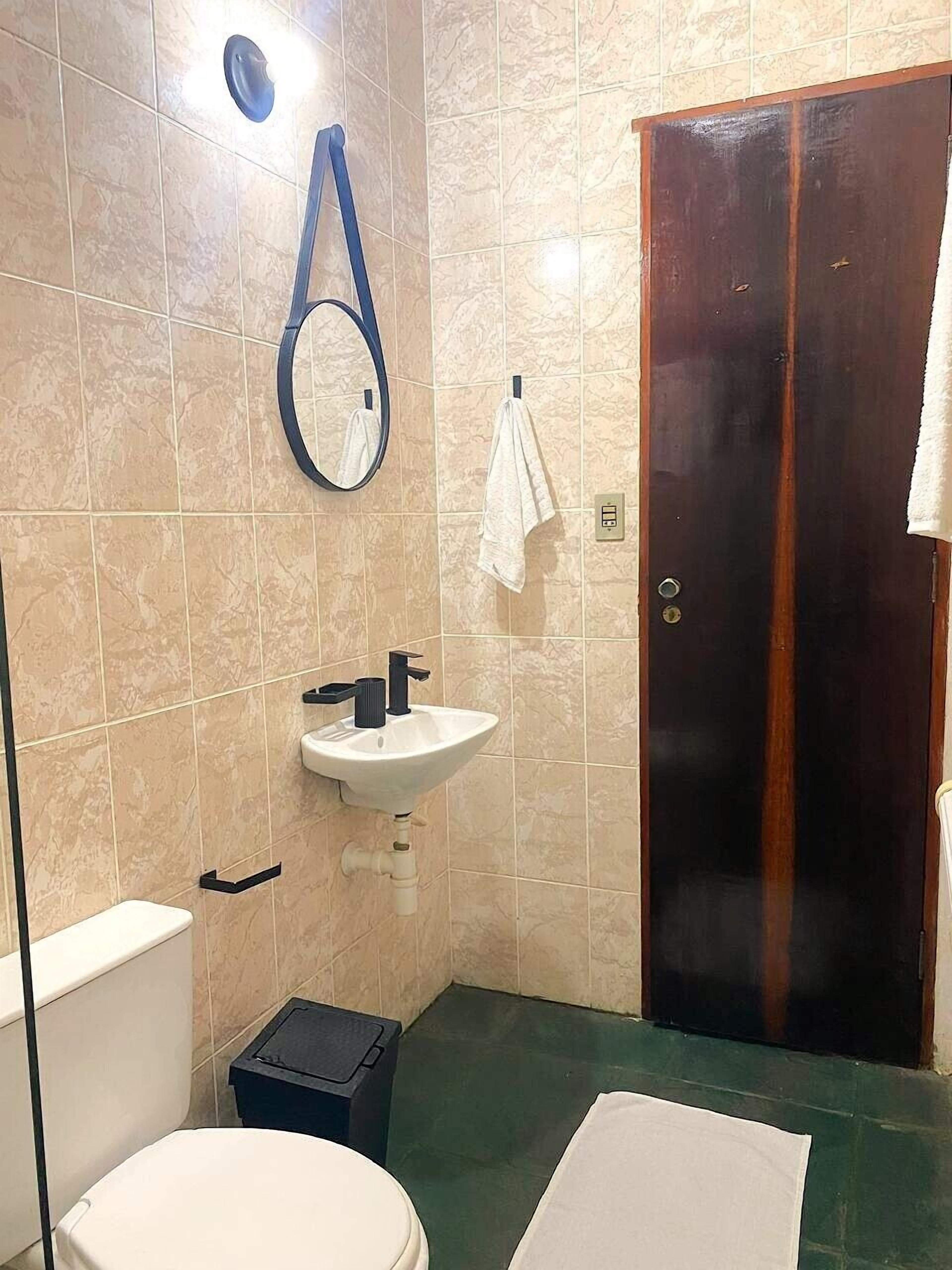 Ducha, toallas, jabón, papel higiénico