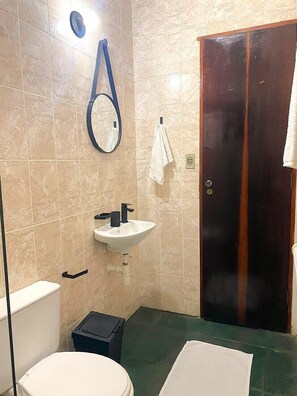 ファミリー 4 人部屋 ペットとの宿泊可 ガーデンビュー | バスルーム | シャワー、タオル、石鹸、シャンプー