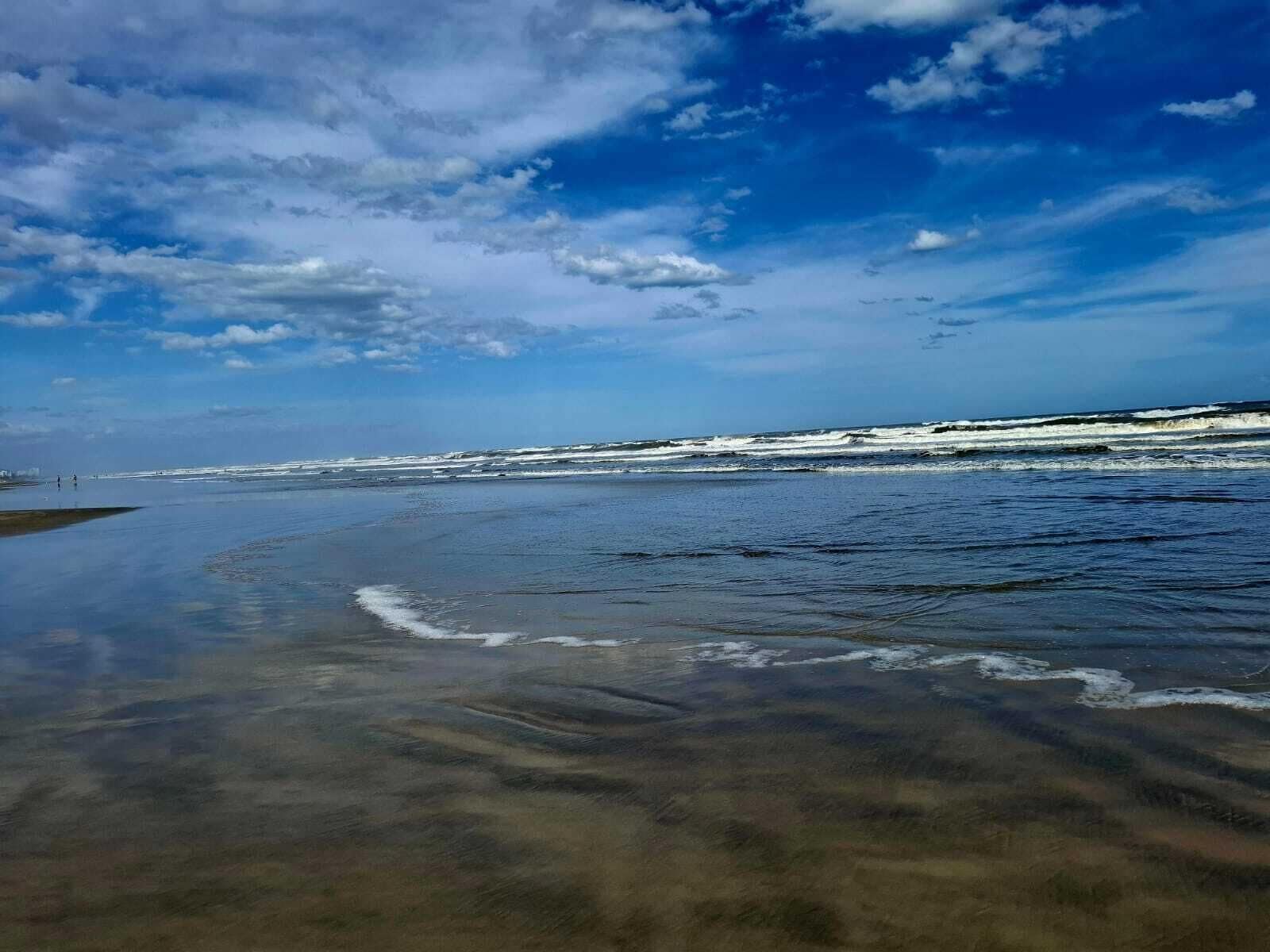 En la playa, arena blanca, 2 bares en la playa