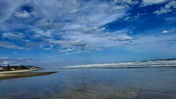 Accommodatie ligt op het strand, wit zand, 2 strandbars