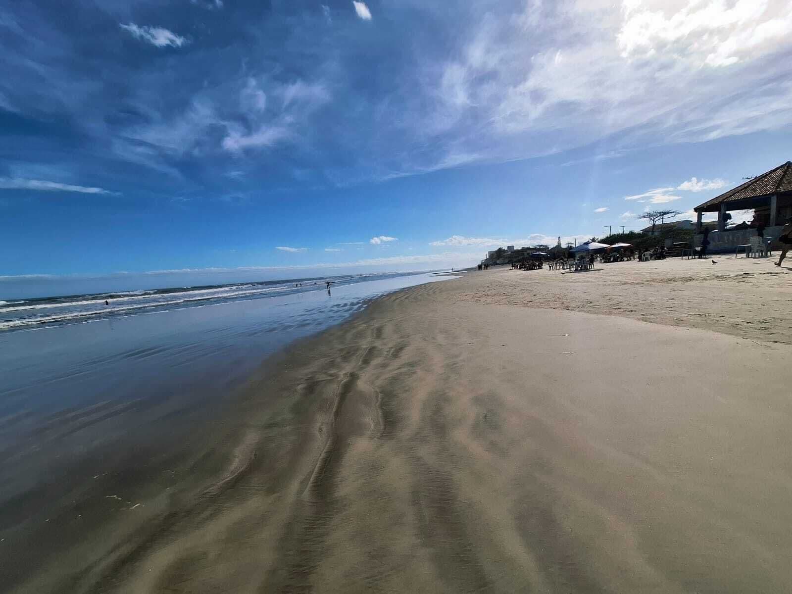 A la platja, platja de sorra blanca i 2 bars a la platja 