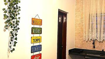 Frigobar, placa de cocina, utensilios de cocina