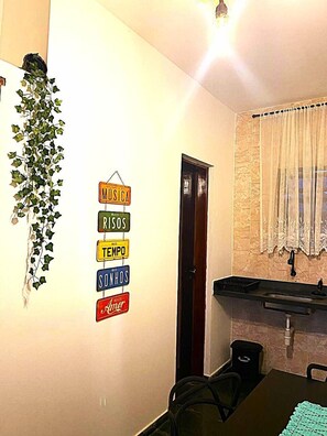 Chalet, se aceptan mascotas, vista a la playa | Cocina privada | Frigobar, parrilla de estufa y utensilios de cocina 