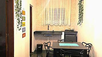 Frigorífico pequeño, placa de cocina, tostadora y utensilios de cocina