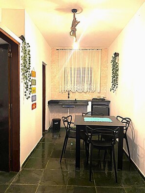 Frigorífic petit, placa de cuina i torradora