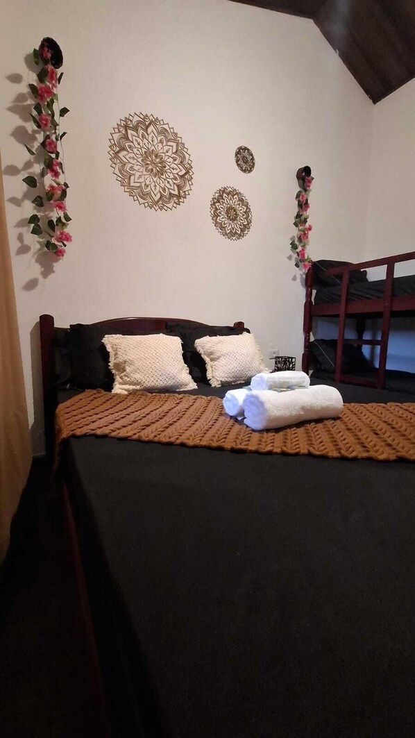 Quadruple Room, Sea View | Hypo-allergenic bedding, laptop workspace, free WiFi, bed sheets - Pé na Areia Pousada Itanhaém (Itanhaém)