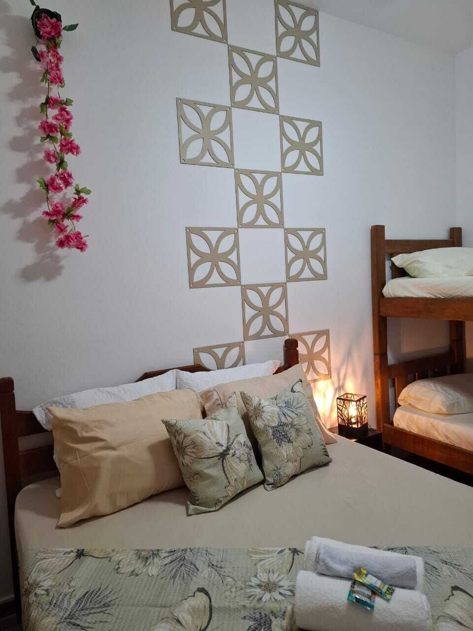 Vierbettzimmer, Terrasse, Gartenblick | Allergikerbettwaren, kostenloses WLAN, Bettwäsche