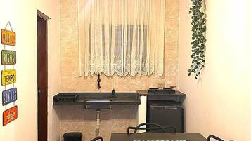 Frigobar, placa de cocina, utensilios de cocina