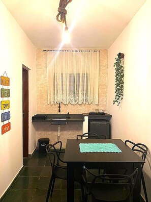 Quarto quádruplo família, aceita animais de estimação, vista para o jardim | Cozinha privada | Frigobar, cooktop, torradeira, talheres/pratos/utensílios de cozinha